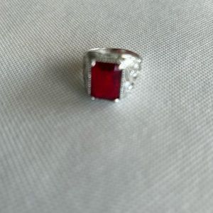 Beautiful men’s ring in Silvertone with Red stone size 10.